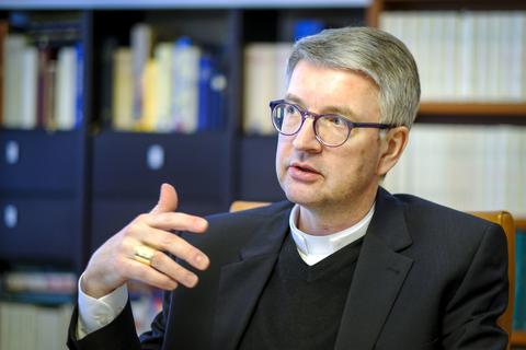 Der Mainzer Bischof Peter Kohlgraf hatte sich mit einer Person in einem Raum aufgehalten, die mit dem Corona-Virus infiziert ist. Foto: Sascha Kopp