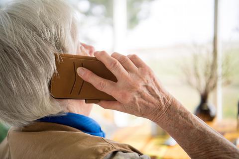 „Schockanrufe“ und der alte „Enkeltrick“ – Senioren werden häufig von Betrügern kontaktiert, weil sie vermeintlich die leichteren Opfer sind.