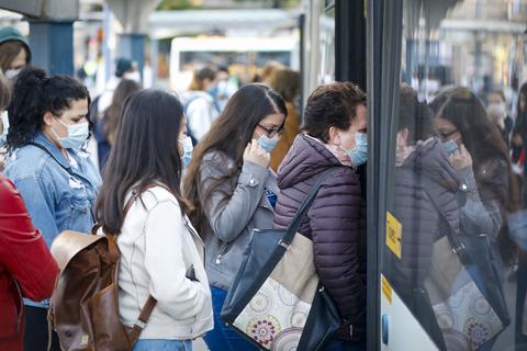 Fahrkartenkontrolleure sollen künftig auch die Maskenpflicht in den Mainzer Bussen und Straßenbahnen überprüfen. Foto: Sascha Kopp