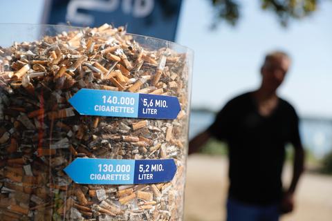 Über 140.000 Zigarettenkippen haben die freiwilligen Helfer 2019 am Rheinufer in Mainz gesammelt. Foto: Sascha Kopp