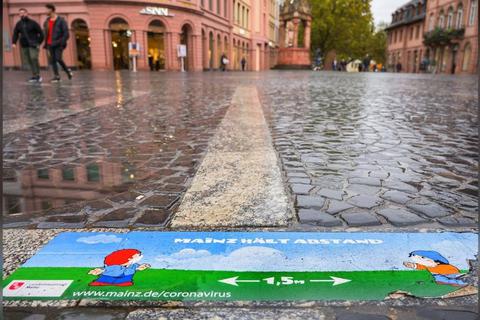 Ein Bodenaufkleber auf dem Mainzer Marktplatz fordert die Bürger zum Abstandhalten auf. Archivfoto: dpa