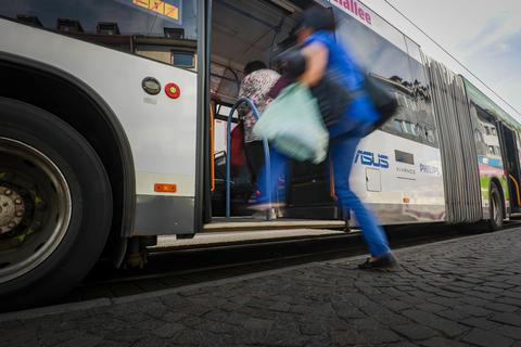 In kleinen Schritten zurück ins normale Leben: Ab Montag werden die Busse und Bahnen in Mainz wieder von Schülern benutzt - allerdings vorerst in sehr reduziertem Umfang. Foto: Lukas Görlach