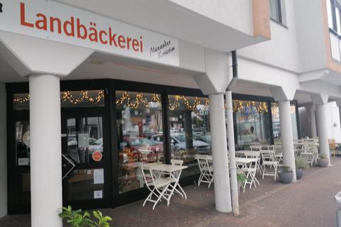Bis auf die Weihnachtsbeleuchtung sind bis auf Weiteres die Lichter der beiden Erbacher Bäckerei-Cafés des Betriebs Knierim aus.   Foto: Gerhard Grünewald