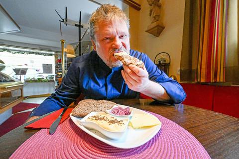 Einmal kraftvoll zubeißen – mit Zwiebeln, Kümmel, Butter und Brot schmeckt der eigene Kochkäse dem Konditorweltmeister Bernd Siefert am besten.