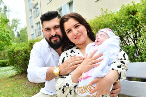 Endlich daheim: Sevdie Amdi mit ihrem Mann Tihomir und Tochter Melek. Foto: hbz/Kristina Schäfer