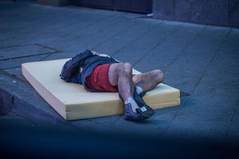 Manch einer schläft im Frankfurter Bahnhofsviertel auf der Straße. Foto: dpa (Archiv)