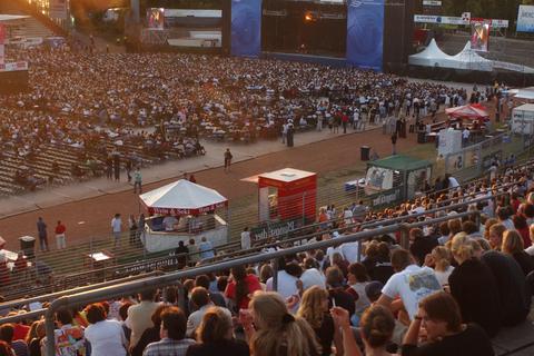 Knapp 15000 Zuschauer kamen zu Elton John ans Böllenfalltor.  Archivfoto: Claus Völker