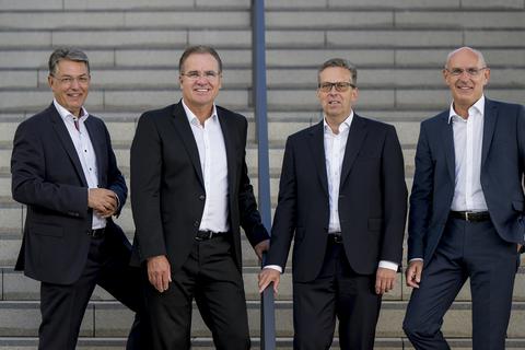 Die künftige Führungsspitze der geplanten Volksbank Darmstadt Mainz (von links): Michael Mahr (Volksbank Darmstadt-Südhessen), Heinz-Peter Schamp (Mainzer Volksbank), Matthias Martiné (Volksbank Darmstadt-Südhessen, Uwe Abel (Mainzer Volksbank). Foto: Thorsten Silz
