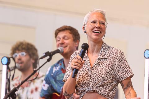 Stefanie Heinzmann bei ihrem Konzert im Wiesbadener Kurpark. Foto: René Vigneron