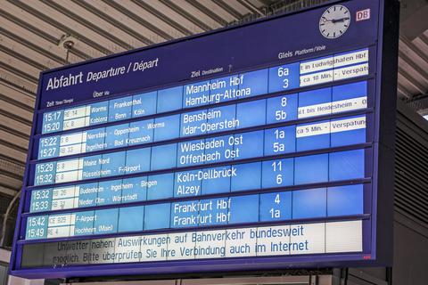 Die Anzeigetafel am Mainzer Hauptbahnhof. Foto: René Vigneron