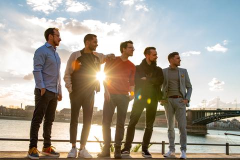Die fünf "S!UNA"-Sänger Nicolas Ries, Josef Adugna, Benedikt Vogt, Thomas Lang und Christoph Günster verabschieden sich von der Bühne.  Foto: S!una 