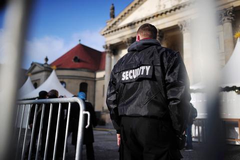 Private Sicherheitsdienste werden immer öfter zur Bewachung von Einrichtungen und Veranstaltungen engagiert, hier beim Weihnachtsmarkt in Berlin.  Symbolfoto: dpa