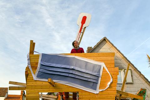 Einen überdimensionalen Mundschutz hat Wolfgang Müller in Pfungstadt genäht und damit ein Klettergerüst für seinen Enkel dekoriert. Dazu passt der Fieber-Thermometer. Foto: Dirk Zengel