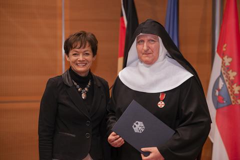 Europaministerin Lucia Puttrich (l.) und Schwester Philippa Rath bei der Übergabe des Verdienstkreuzes.  Foto: Hessische Staatskanzlei/Sabrina Feige