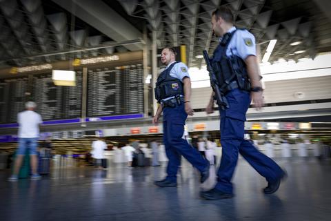 Bundespolizisten unterwegs auf dem Frankfurter Flughafen. Foto: Sascha Kopp