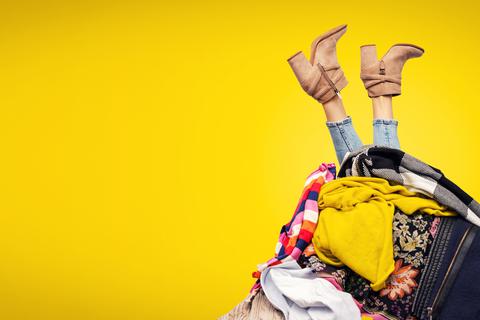 Wir kaufen mehr, als wir brauchen – allein der weltweite Konsum an Kleidung hat sich seit 1960 verneunfacht.         Foto: ronstik - stock.adobe.com