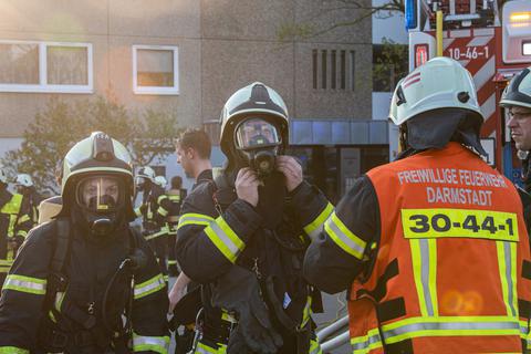 Feuerwehrleute in Darmstadt beim Einsatz. Foto: Feuerwehr Darmstadt