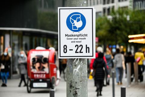 In der Frankfurter Innenstadt gilt Maskenpflicht.  Foto: Andreas Arnold/dpa 