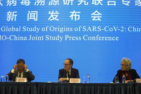 Marion Koopmans (r), Peter Ben Embarek (M) und Liang Wannian (l) geben eine gemeinsame Pressekonferenz. Vier Wochen waren internationale Experten in China, um die Herkunft des Coronavirus zu erforschen. In Wuhan waren im Dezember 2019 erste Fälle entdeckt worden. Foto: Ng Han Guan/AP/dpa