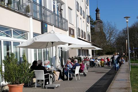 Im Ginsheimer Café „Rheingenuss“ herrscht innen wie außen bereits reger Betrieb.           Foto: Ulrich von Mengden