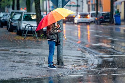 Der Regenschirm ist dieser Tage ein sinnvoller Begleiter. Symbolfoto: Armin Weigel / dpa 