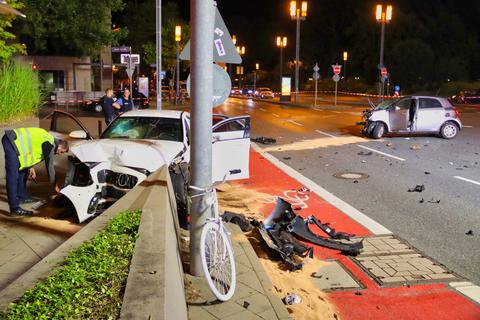 Ein Sportwagen ist in Frankfurt mit einem Smart kollidiert - dessen Fahrer wurde dabei schwer verletzt. Foto: 5vision.media