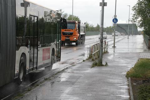 Von der Sperrung der Mainbrücke zwischen Gustavsburg und Kostheim sind auch Linienbusse betroffen. Foto: Ralph Keim