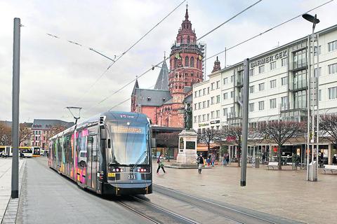 So könnte die City-Bahn durch die Mainzer Ludwigsstraße fahren.  Fotomontage: Sascha Kopp