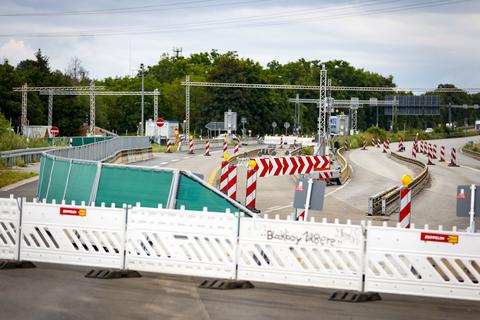 ie Autobahn GmbH West hat einen sogenannten Bypass an der maroden Salzbachtalbrücke freigegeben. Die Bundesstraße B263 kann jetzt wieder mit einer Fahrspur pro Richtung befahren werden. Foto: Sascha Kopp