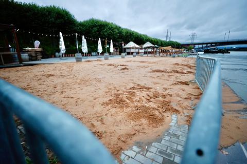 Durch das drohende Hochwasser muss Josef Zimmer weite Teile seines Mainzer Rheinstrandes räumen.  Foto: Sascha Kopp