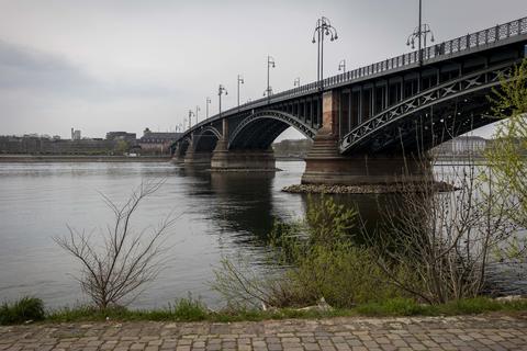 Die Theodor-Heuss-Brücke verbindet Mainz Kastel und Wiesbaden. Foto: Tim Würz / VRM Bild