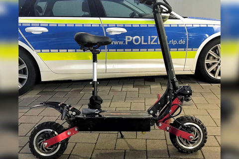 Geschwindigkeiten zwischen 70 und 80 km/h erreichte der Elektroroller während der Verfolgungsfahrt. Foto: Polizeipräsidium Westpfalz