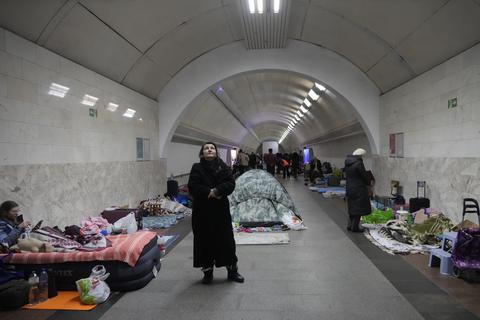 Um sich vor Bombenanschlägen zu schützen, fliehen die Bürger Kiews in U-Bahn-Stationen. Auch in Deutschland gibt es noch Bunkeranlagen – aber wären die im Falle eines Krieges auch nutzbar? Foto: dpa