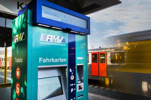 Ein Fahrkarten-Automat neuster Generation steht in Friedrichsdorf. Foto: dpa 