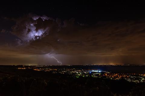 Ein Gewitter entlädt sich über dem Rhein-Main-Gebiet. Foto: Andreas Lerg