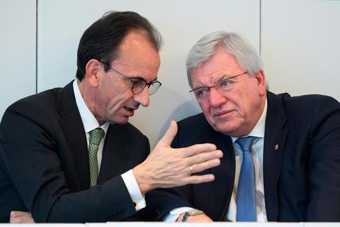 Ministerpräsident Volker Bouffier (rechts) und Michael Boddenberg (beide CDU) im Gespräch am Rande einer Plenarsitzung 2019. Archivfoto: dpa 