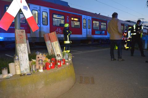 Am Sonntag wurden an dem Bahnübergang ein 74-Jähriger Blinder und sein Begleithund von einer S-Bahn getötet. Die Grablichter erinnern an den Zwölfjährigen, der an dieser Stelle am 15. März von einem Zug tödlich verletzt wurde.   Foto: 5VisionMedia