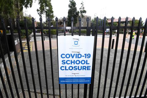 Ein Covid-19-Schließungsschild hängt am Tor der Brisbane Grammar School. Brisbane und andere Gemeindegebiete in Queensland sind derzeit wegen eines wachsenden Covid-Clusters abgeriegelt. Foto: dpa