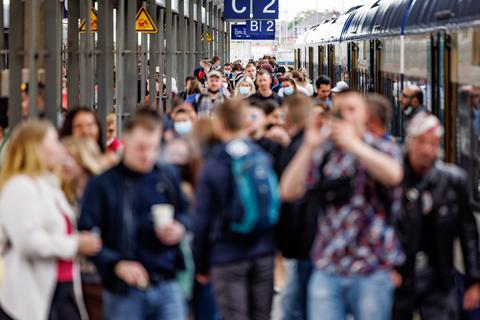 Bahnreisende verlassen einen Zug, der den Bahnhof von Westerland auf Sylt erreicht hat. Durch die Einführung des 9-Euro-Tickets haben sich die traditionell hohen Touristenzahlen an Pfingsten noch einmal erhöht.  Foto: Axel Heimken/dpa 