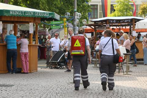 Man erkennt sie an den grauen Hosen und den weißen T-Shirts: Die Helfer vom DRK-Sanitätsdienst, die ihre Runden über das Weinfest in Wiesbaden drehen.   Foto: René Vigneron