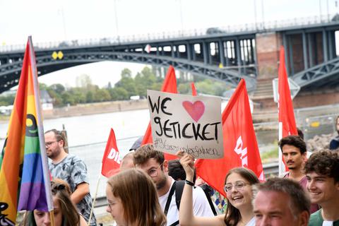 Menschen demonstrieren in Mainz vor der Theodor-Heuß-Brücke für eine Fortführung des 9-Euro-Tickets. Foto: hbz/Kristina Schäfer
