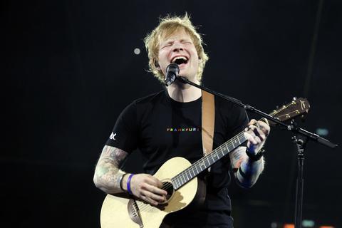 Begeisterte Fans und ein Sänger mit Leidenschaft: Beim Open-Air-Konzert in Frankfurt lässt Ed Sheeran im Deutsche Bank Park den Boden beben. Rudolf Uhrig