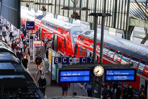 Am Pfingstwochenende ist mit viel Verkehr zu rechnen. Die Verkehrsverbünde geben Tipps, wann die besten Fahrzeiten für Ausflügler sind. Foto: Guido Schiek