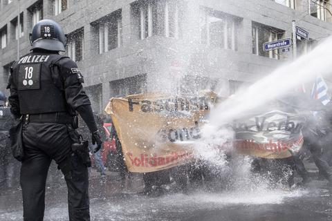 Bei der letzten "Querdenken"-Demonstration in Frankfurt setzte die Polizei Wasserwerfer gegen die Demonstranten ein.   Foto: Boris Roessler/dpa