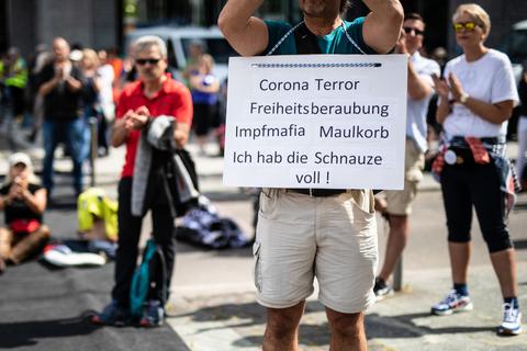 Ein Teilnehmer einer "Querdenken"-Demo in Stuttgart bringt seine Verachtung gegenüber den Corona-Maßnahmen auf den Punkt. Weil in ihren Reihen auch Demokratiefeinde ein Sammelbecken für sich entdeckt haben, werden die "Querdenker" nun ein Fall für den Verfassungsschutz. Foto: dpa