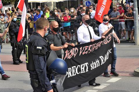 22 Demonstranten der rechtsnationalen Kleinstpartei „Die Rechte“ wollten in Ingelheim marschieren. 250 Gegendemonstranten stellten sich dem entgegen. Foto: Thomas Schmidt