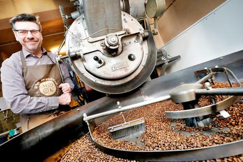 Der Kaffeeröster Norbert Becker von der Kaffeemanufaktur hält die Kaffeekultur in Mainz hoch. Foto: Harald Kaster 