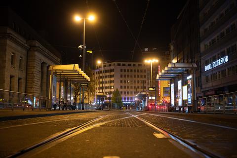 Die Corona-Notbremse sorgte wie hier in Frankfurt nachts für leere Straßen. Nun wird sie aufgehoben. Foto: dpa