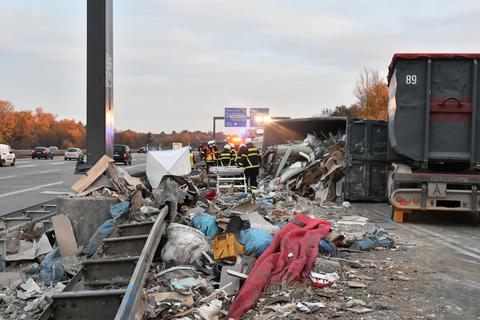 Die Ladung des Zugfahrzeuges verteilte sich auf der Fahrbahn, der Anhänger des Gespannes blieb stehen. Foto: 5Vision Media