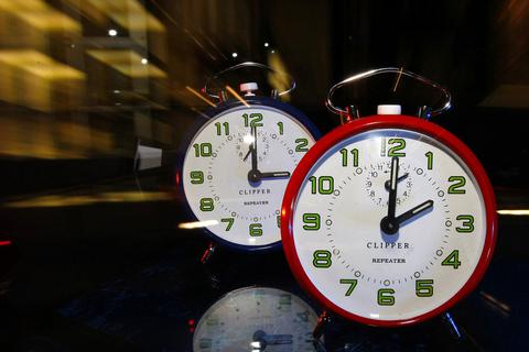 Von 2 auf 3 Uhr werden die Uhren in der Nacht zum Sonntag vorgestellt.  Foto: dpa